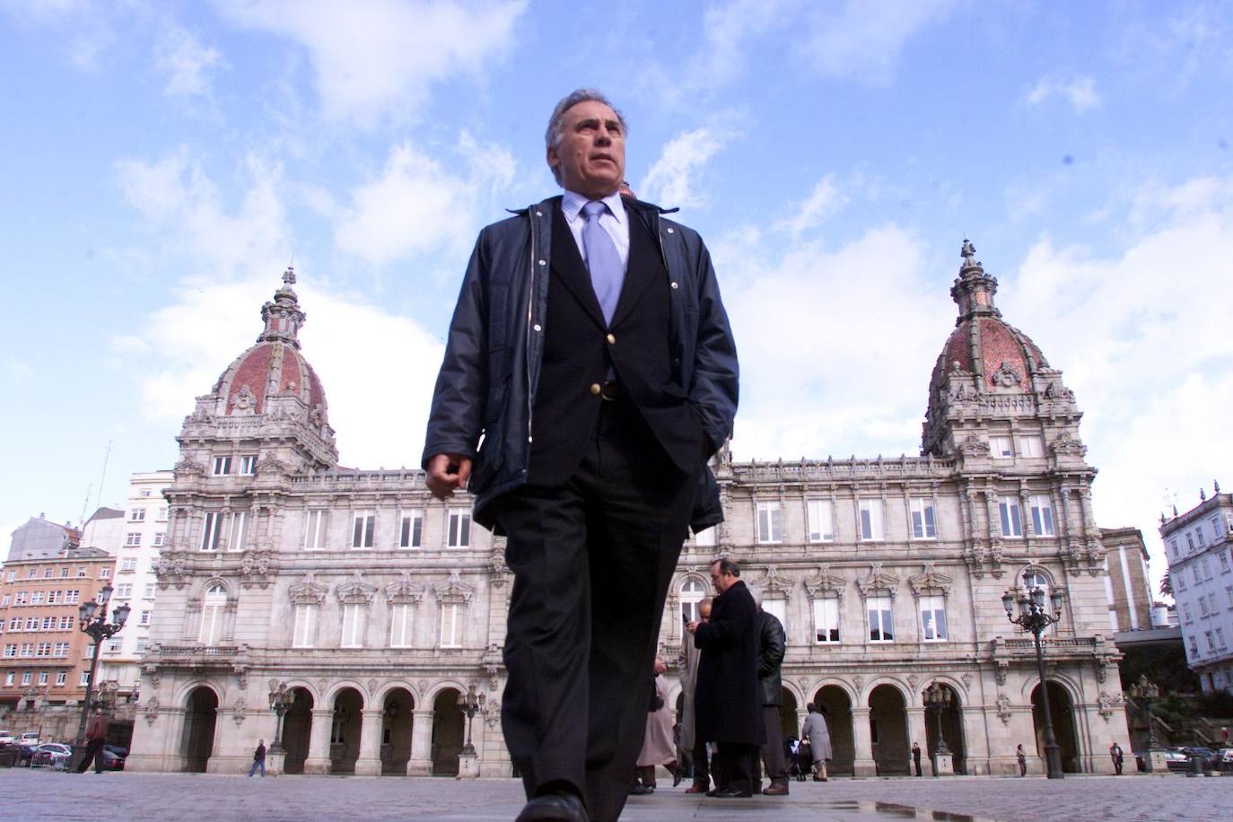 Amancio Amaro siempre presumió de su ciudad natal, La Coruña. En esta imagen pasea por la plaza de María Pita.