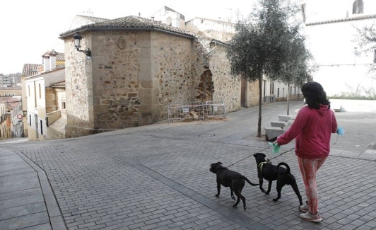 Plaza de la Soledad, este martes por la mañana. Al fondo, se aprecian los daños ocasionados en la ermita homónima. 