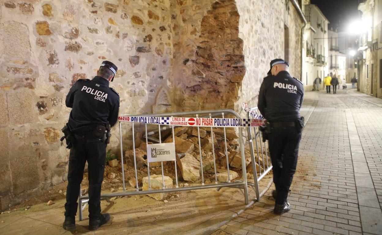 Dos agentes de la Policía Local vallan la zona afectada como medida de seguridad el lunes por la noche. 