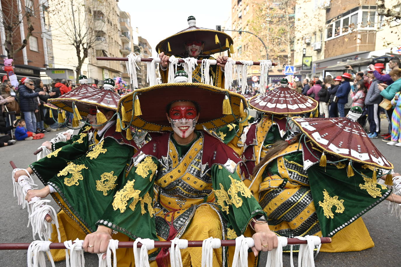 Fotos: Badajoz | San Roque acoge el tradicional Entierro de la Sardina y el desfile de comparsas del martes de Carnaval