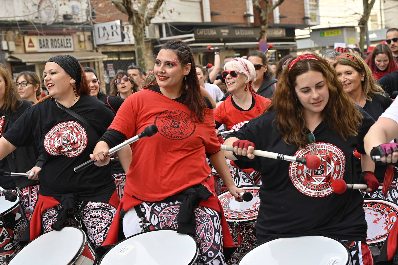 Fotos: Badajoz | San Roque acoge el tradicional Entierro de la Sardina y el desfile de comparsas del martes de Carnaval