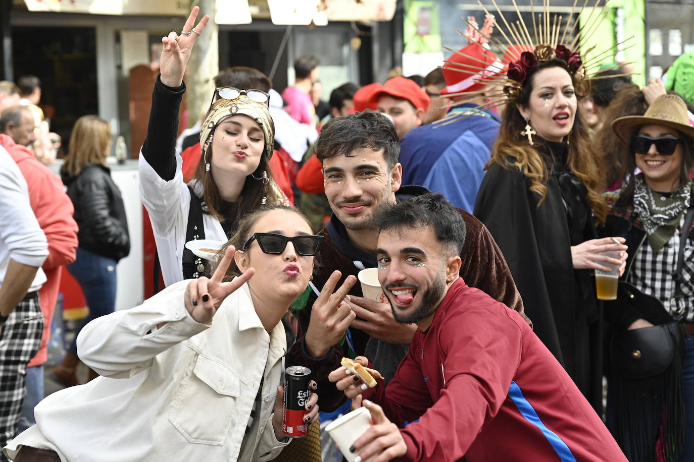 Fotos: Badajoz | San Roque acoge el tradicional Entierro de la Sardina y el desfile de comparsas del martes de Carnaval