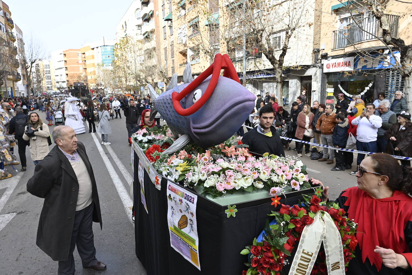 Fotos: Badajoz | San Roque acoge el tradicional Entierro de la Sardina y el desfile de comparsas del martes de Carnaval