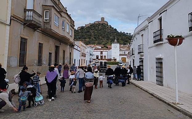 Imagen principal - Decenas de personas disfrazadas de campesinos recorrieron las calles de la localidad sembrando la ceniza con el arado y la mula de Marce el de la Huerta. 