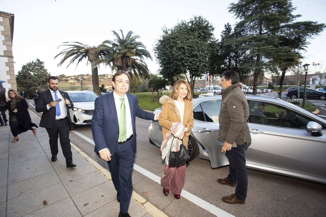 En primer plano, el presidente de la Junta, Guillermo Fernández Vara, y la Ministra de Transportes, Raquel Sánchez, y tras ellos, el alcalde de Cáceres, Luis Salaya.