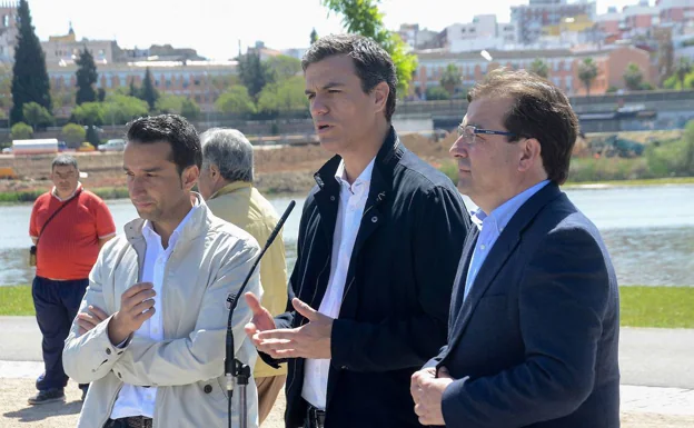 Pedro Sánchez, entre Ricardo Cabezas y Guillermo Fernández Vara, en otra visita en 2015. 