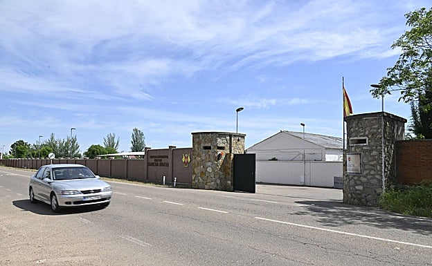Cuartel de Sancha Brava, que lleva dos décadas sin uso, salvo la piscina. 