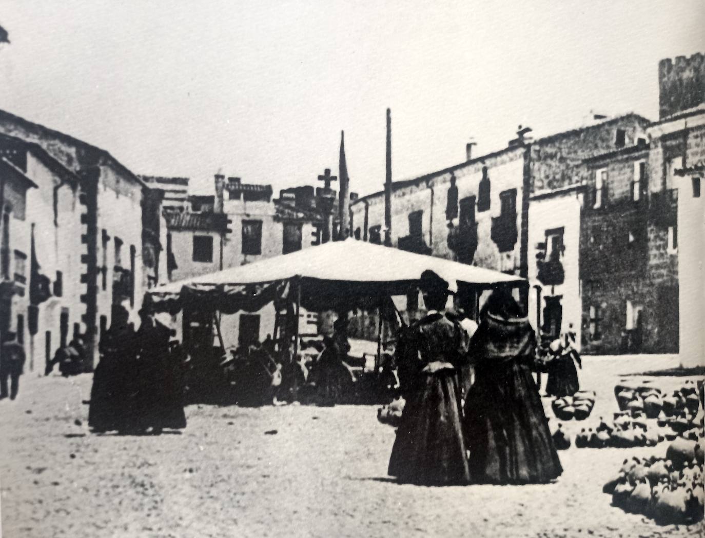 Cáceres en 1880. En la Plaza de San Juan con crucero.