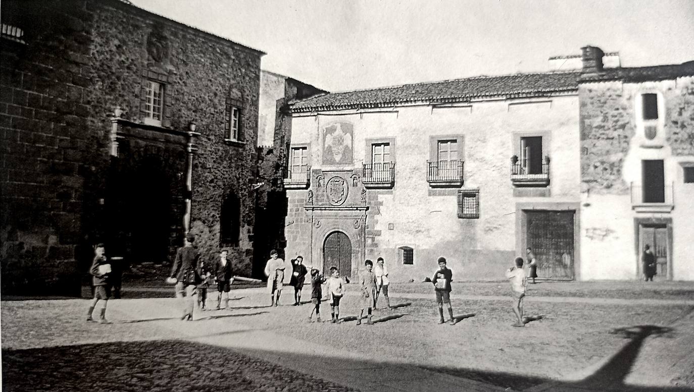 El Palacio de los Ovando es donde vivía Miguel Muñoz Mayoralgo. La imagen es de 1921