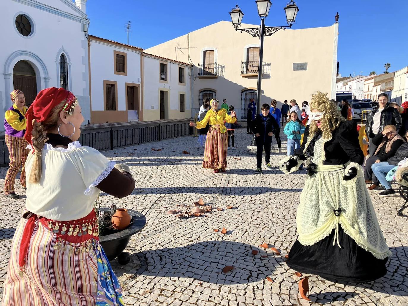 Imagen principal - Diferentes momentos y participantes del Juego del Entregá. 