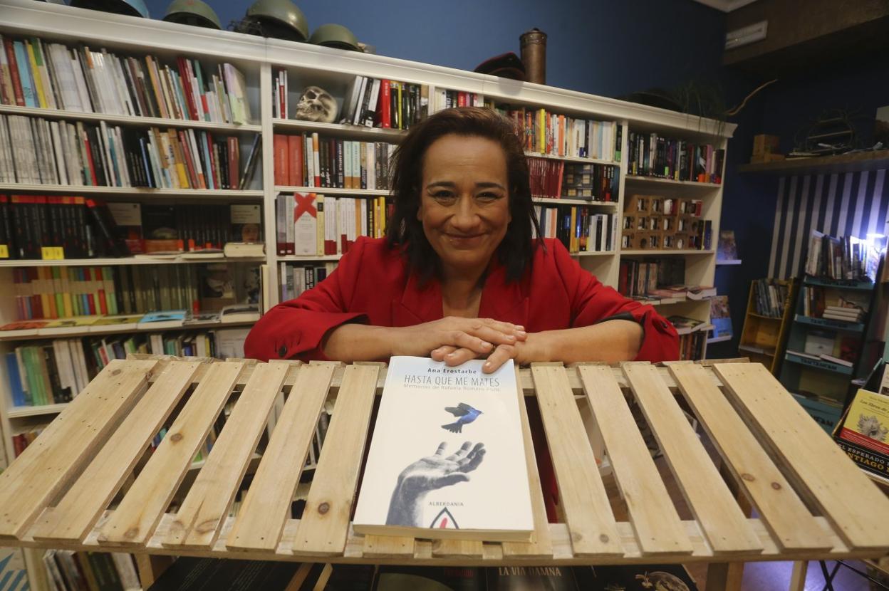 Rafaela Romero Pozo, ayer en Mérida, con el libro sobre su vida 'Hasta que me mates'. 