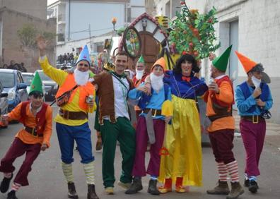 Imagen secundaria 1 - Algunos de los grupos participantes en el carnaval. 