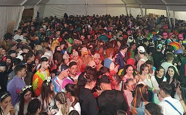 Imagen principal - Gran animación en la caseta municipal. 