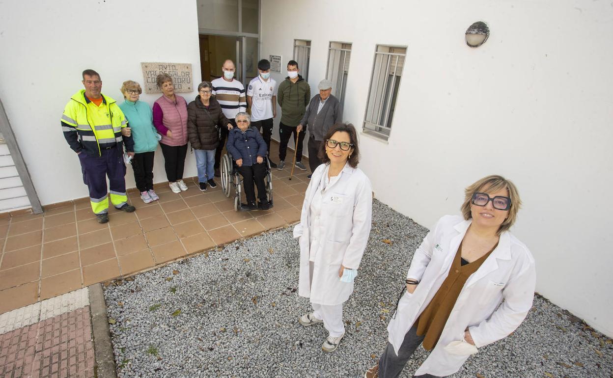 La enfermera Isabel Patrón junto a la médico de familia Ana Bravo y usuarios del centro de salud de Valdesalor. 