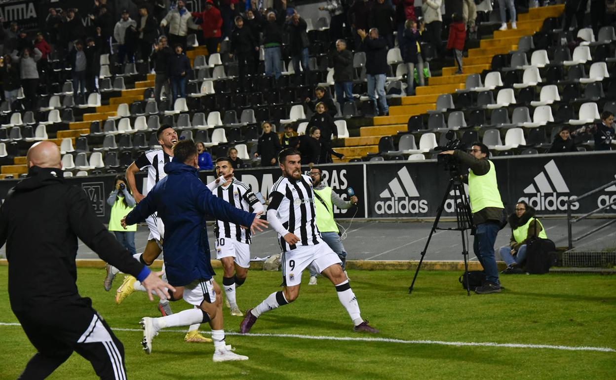 Celebración del tanto del triunfo que anotó Ferrón en el Nuevo Vivero ante el Deportivo. 