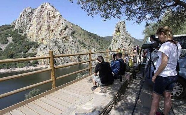 Visitantes en el parque de Monfragüe, una de las áreas de la Red Natura 2000 más antiguas de la región. /HOY