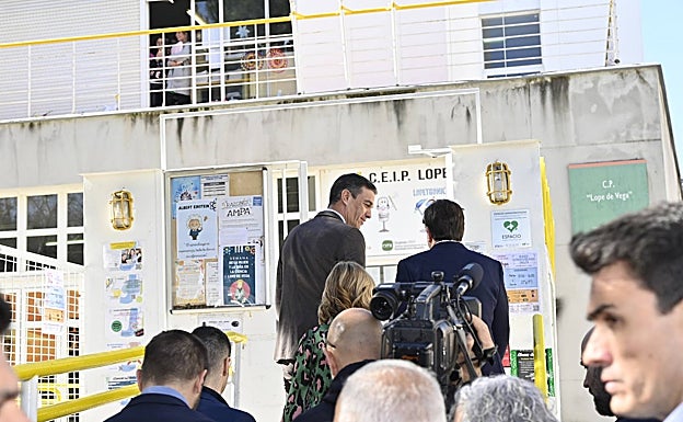El presidente del Gobierno llegando al C.P. Lope de Vega de Badajoz esta mañana. 