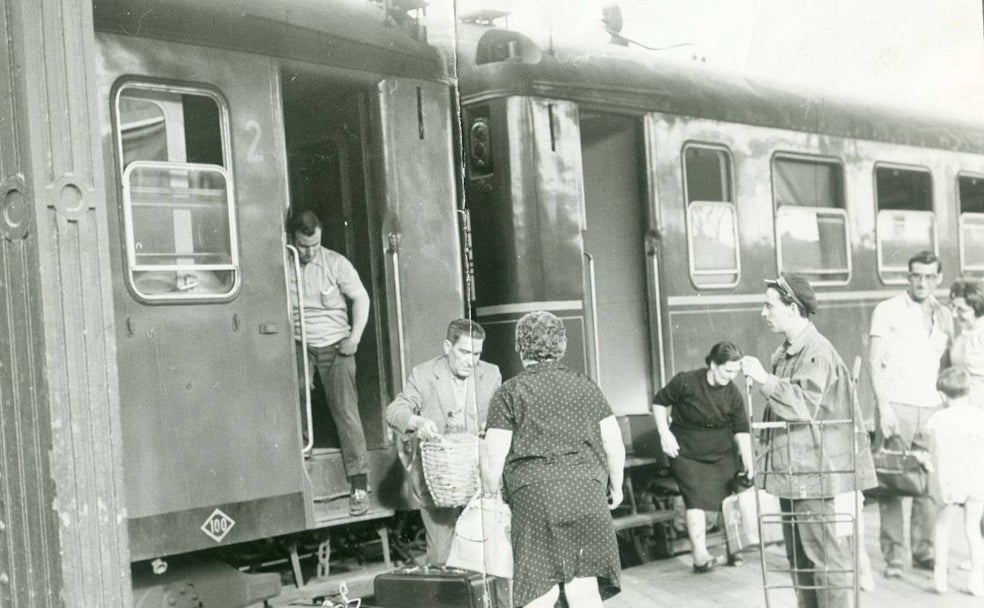 Un tren saliendo de Extremadura el siglo pasado. 