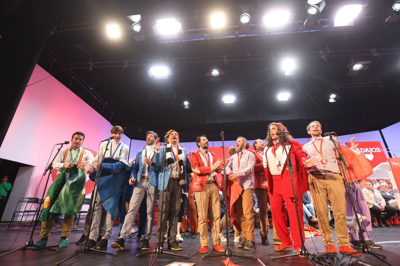 Actuación de la murga Los Chungos en el acto político de Pedro Sánchez en el Palacio de Congresos. 