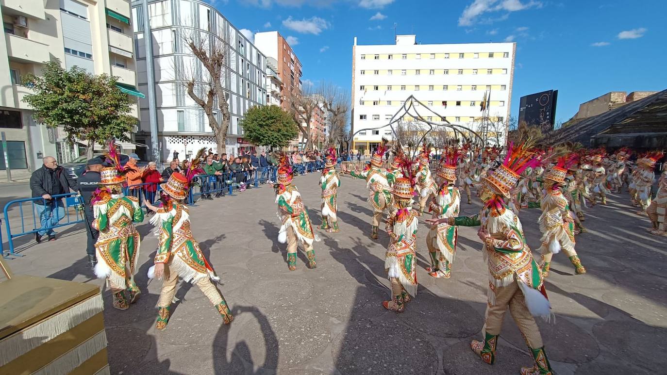 Actuación de la comparsa Caretos Salvavidas a la llegada de Pedro Sánchez al Palacio de Congresos. 