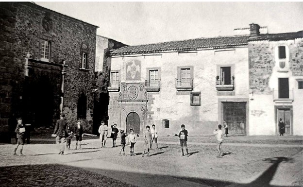 El Palacio de Ovando en 1921, aquí se alojó y probó el jamón Casanovas. /Martín Gil