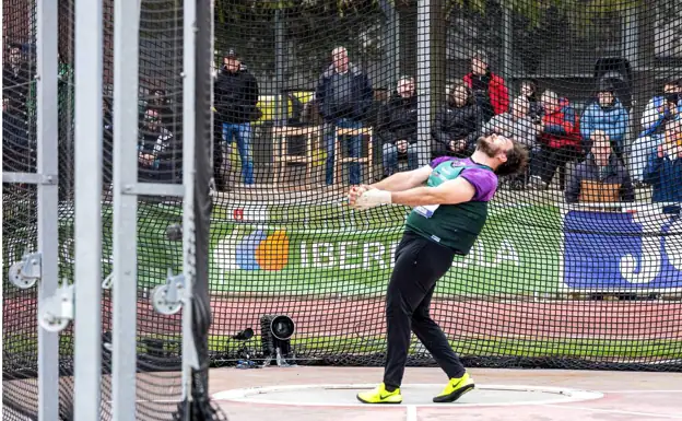 Javier Cienfuegos en plena acción ene l Campeonato de España de Lanzamientos Largos de Gavá. /RFEA