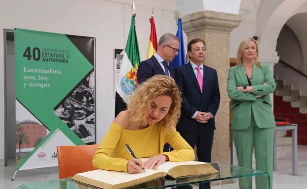 La presidenta del Congreso firma en el libro de honor de la Asamblea de Extremadura. /J.M. Romero