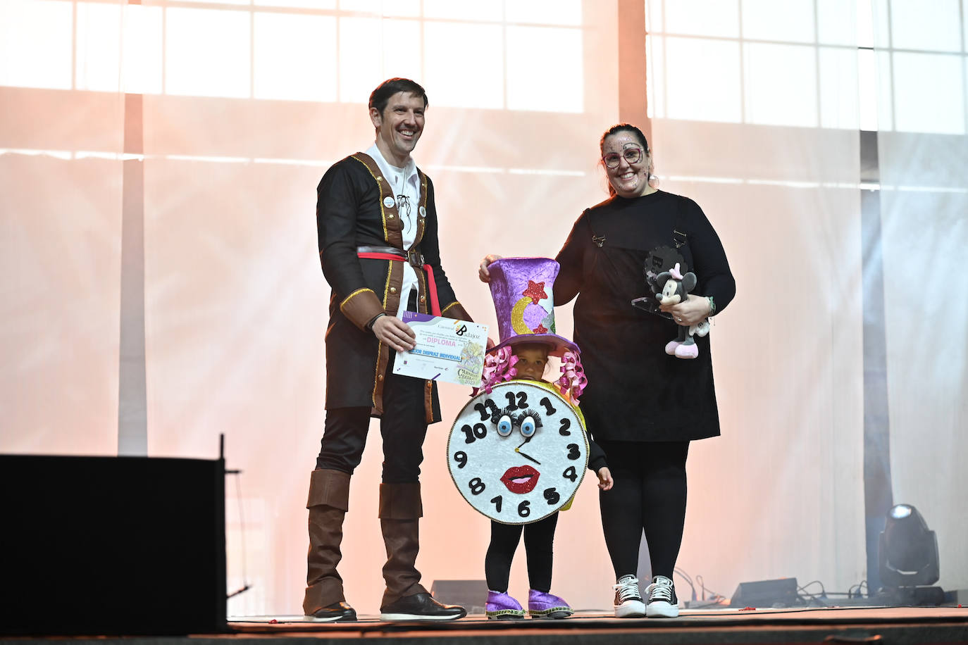 Antonio Cavacasillas entrega a Jimena Sandez el primer premio individual infantil. 