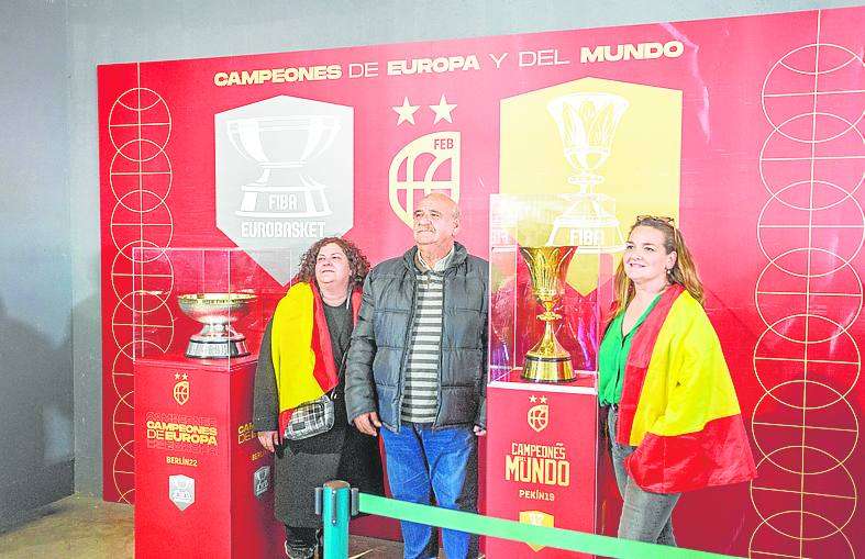 Los aficionados posaron con el centro mundial y continental.
