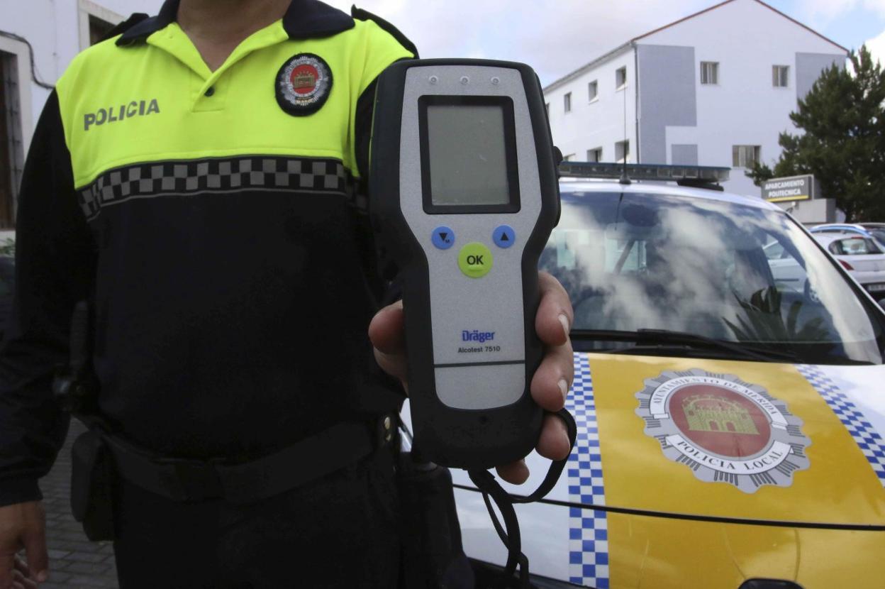 Imagen de archivo en la que un agente de la Policía Local muestra el resultado de un test de drogas. 