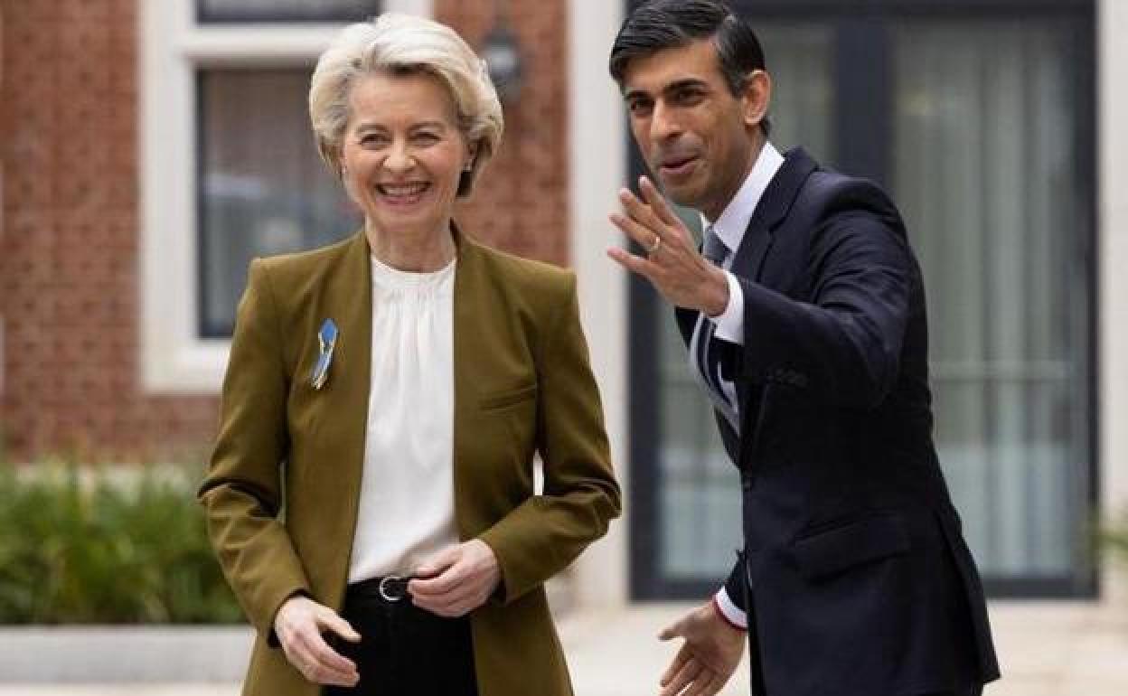 Sunak recibe a Von der Leyen a su llegada a Windsor.