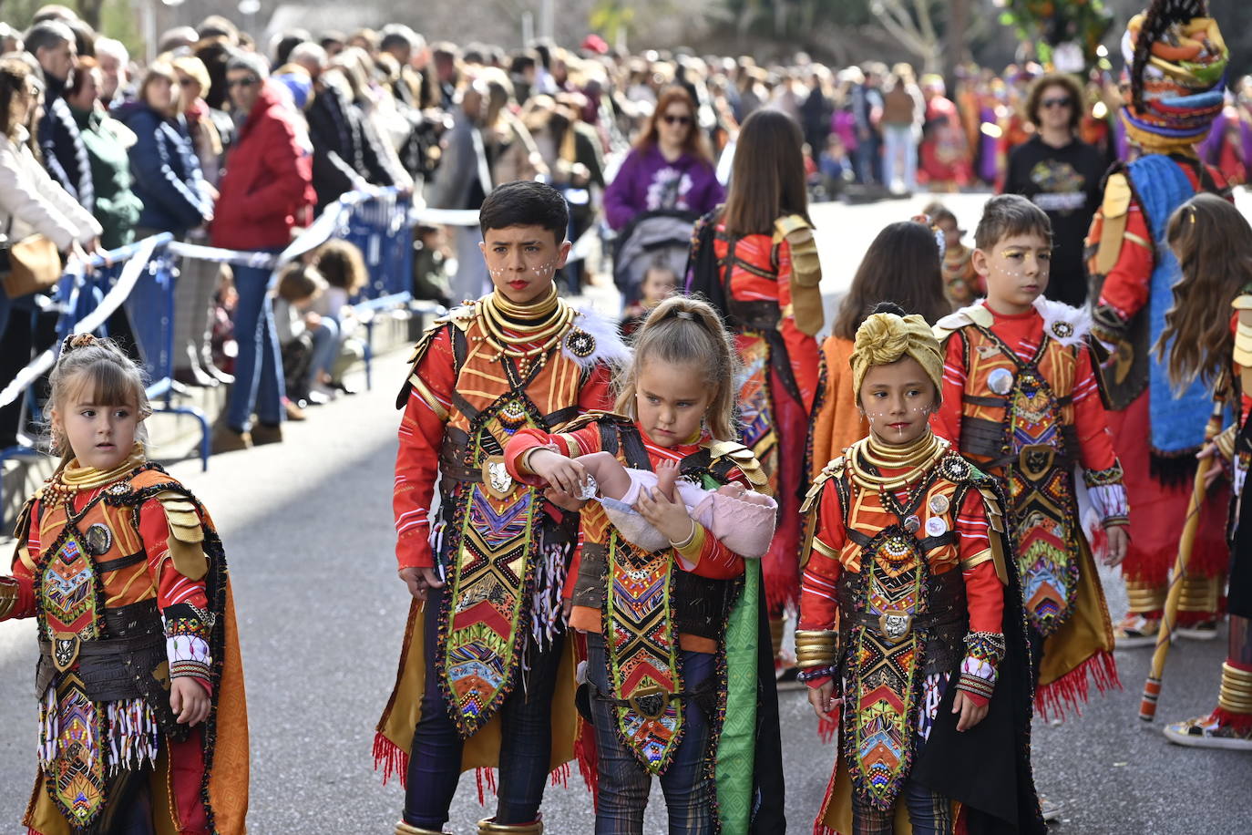Fotos: Desfile de comparsas de Valdepasillas, en imágenes