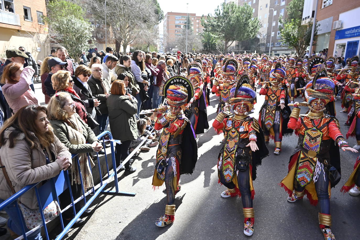 Fotos: Desfile de comparsas de Valdepasillas, en imágenes