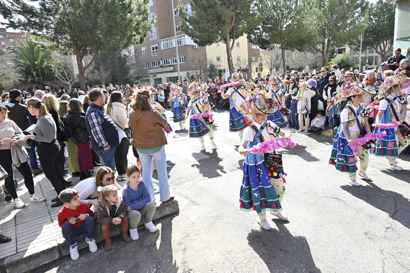 Fotos: Desfile de comparsas de Valdepasillas, en imágenes