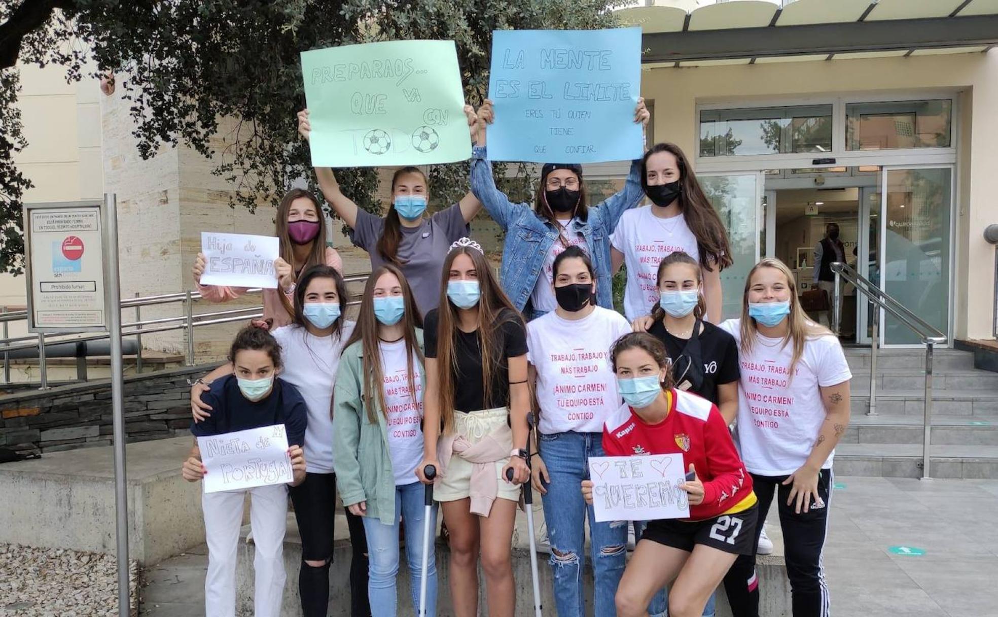 En el centro, Carmen Hernández y sus compañeras del Santa cuando fue operada. 