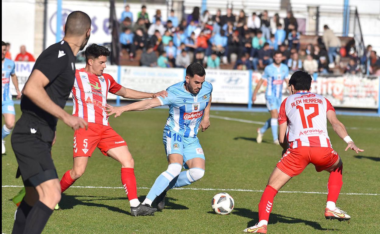 Nané intenta controlar el balón en el duelo entre el Coria y el Don Benito. 