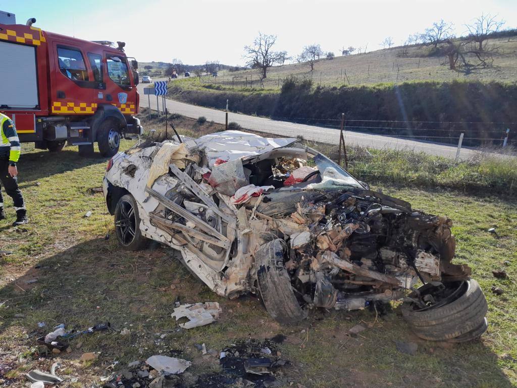 Fotos: Un vecino de Cáceres de 40 años muere en una salida de vía en Logrosán