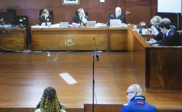 Momento en el que Dumitru gira su rostro hacia la otra acusada, Priscila Lara Guevara, durante la segunda sesión de juicio. 