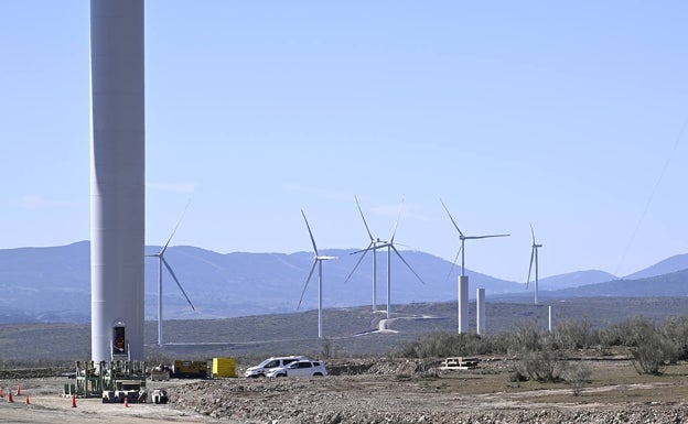 Los once aerogeneradores del Merengue II quedarán instalados en abril. 