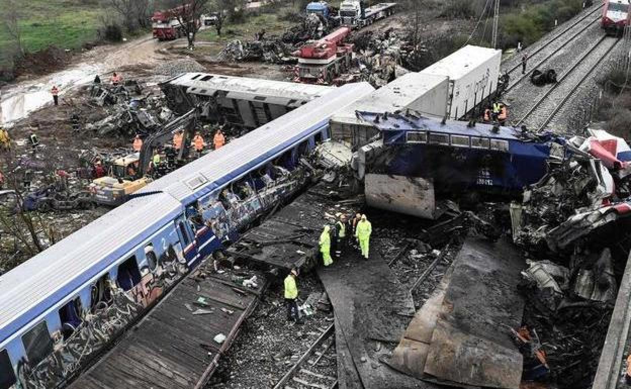 Así quedaron los trenes tras el choque mortal cerca de la localidad griega de Tempo.