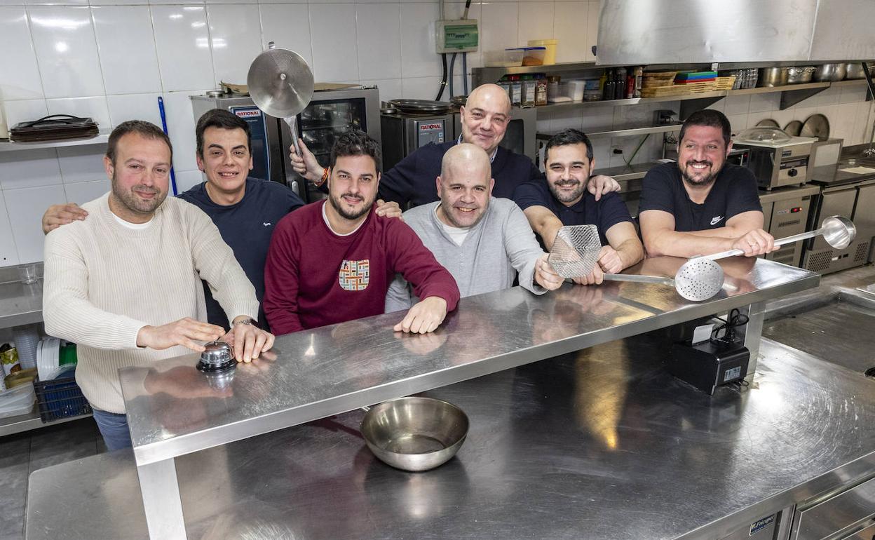 Representantes de los establecimientos hosteleros que participan en la iniciativa solidaria. 