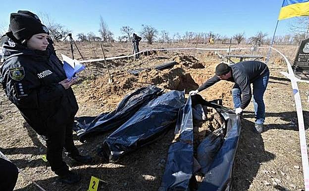 Los cuerpos de estas tres personas hallados en la localidad de Borodianka serán sometidos a un examen forense para poder identificarles./AFP