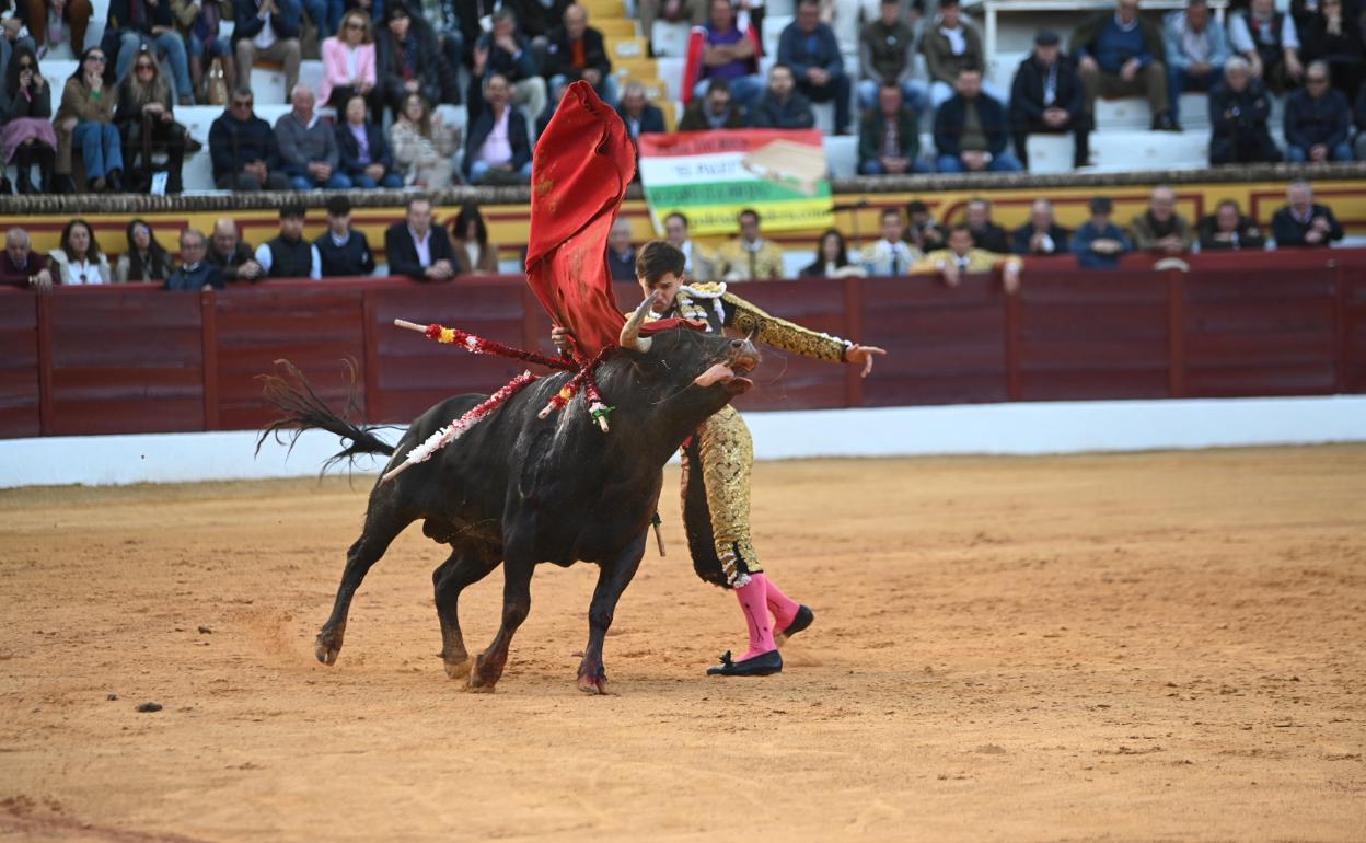 Carlos Domínguez cortó las dos orejas al primer novillo de la tarde.