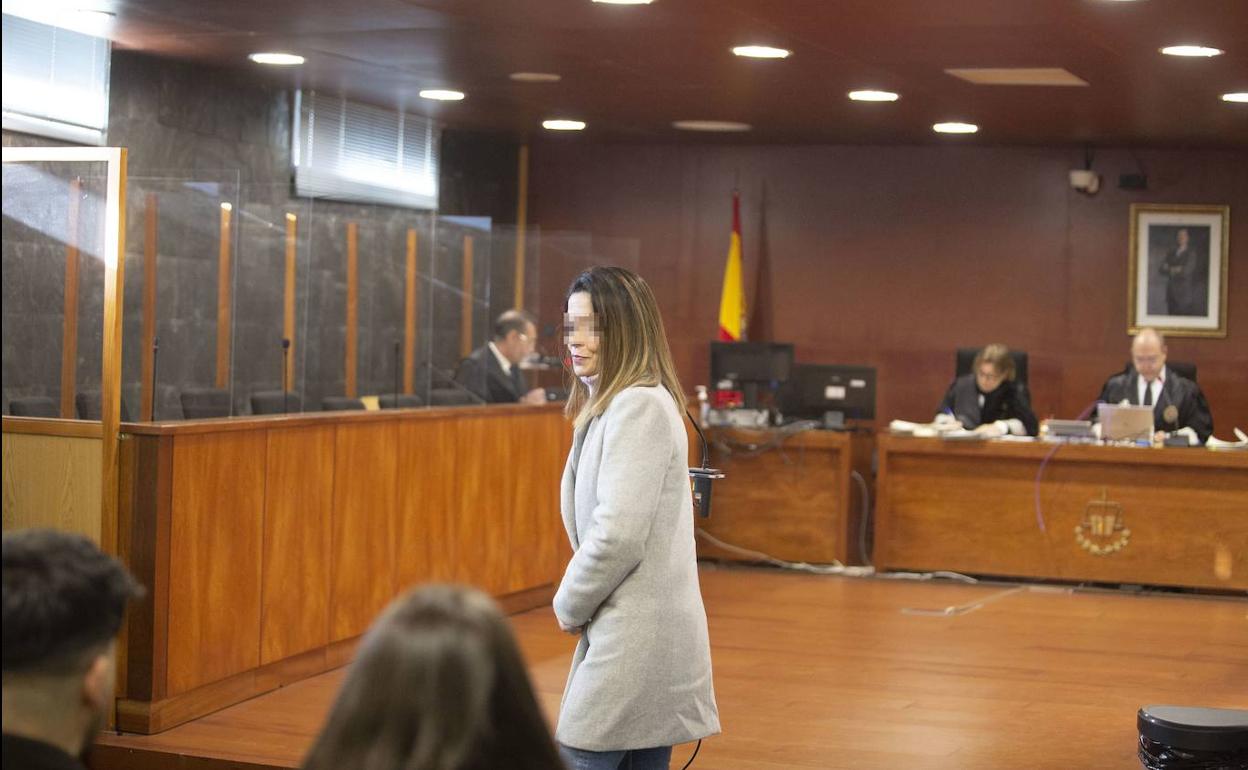 La acusada durante el juicio. 