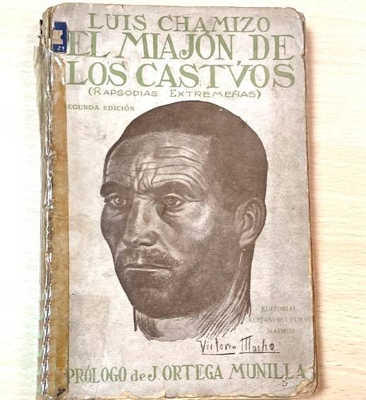 A Ortega Munilla le gustó tanto la poesía de Luis Chamizo, que decidió prologar su primer libro ‘El Miajón de los Castúos’, que salió en 1921. El periodista era muy conocido, por eso su nombre está muy destacado en la portada del libro.