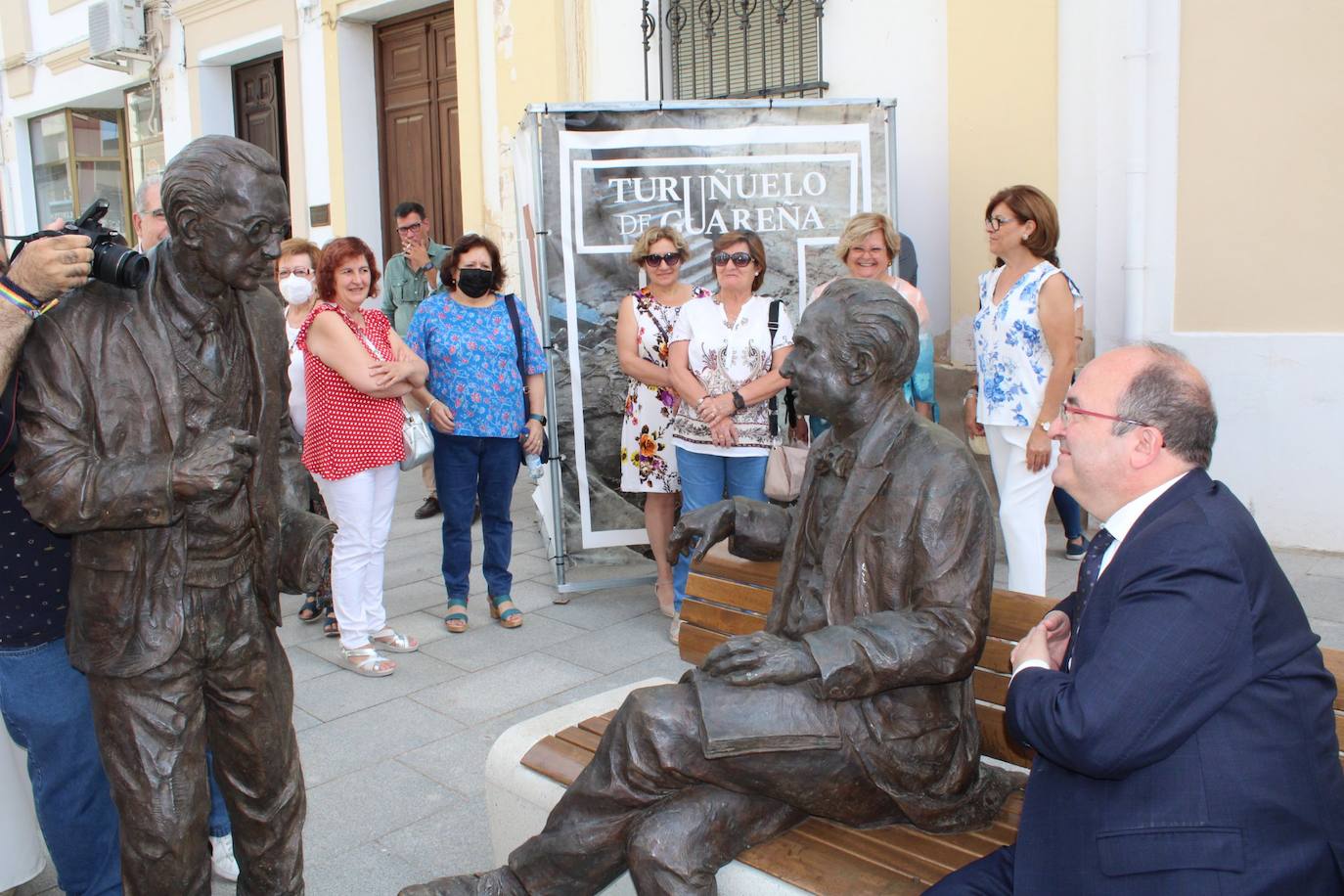 El ministro de Cultura Miquel Iceta, en Julio de 2022 en Guareña, junto a las esculturas del pintor Eugenio Frutos y el poeta Luis Chamizo. Poeta y pintor eran paisanos y amigos.