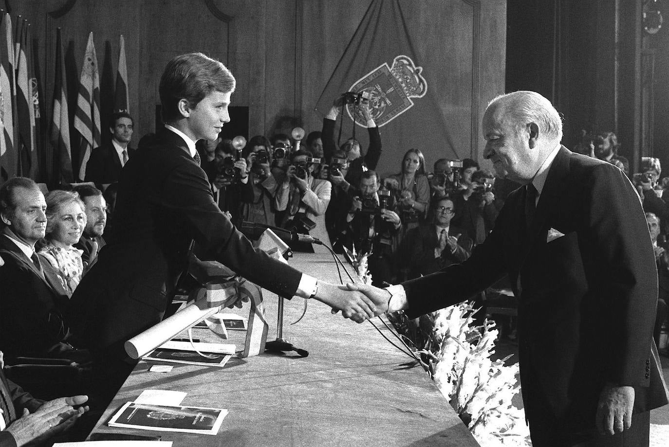 Año 1983. El fundador de ‘El País’, José Ortega Spottorno, recibiendo el Premio Príncipe de Asturias.