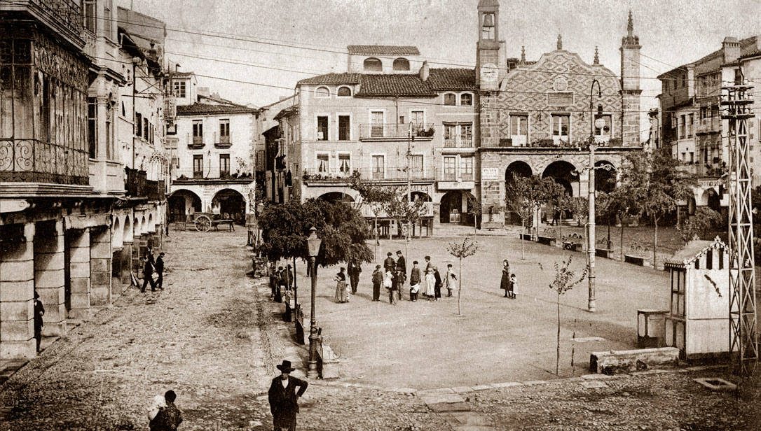 La Plaza Mayor de Plasencia a principios del siglo XX. En Plasencia tenía una botica desde el siglo XVI los familiares del filósofo, los Rosado Munilla.