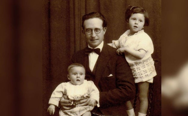 Luis Chamizo (1894-1945) con dos de sus cinco hijas. 