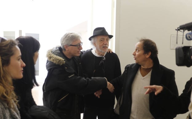 Fernando y David Trueba a su llegada al coloquio sobre cine español en el Helga de Alvear. 